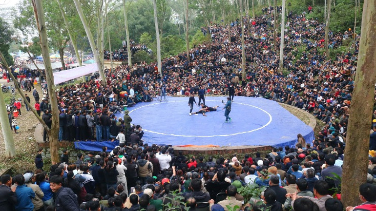 Đấu vật truyền thống tại Lễ hội Đền Vua Mai thu hút hàng nghìn người tham gia.