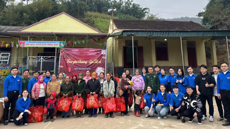 Chi đoàn Đồn Biên phòng Na Ngoi phối hợp Đội tình nguyện áo xanh Vì cuộc sống cộng đồng tổ chức gói bánh chưng, tặng 56 suất quà và quần áo cho nhân dân bản Tổng Khư, Ka Nọi (xã Na Ngoi, huyện Kỳ Sơn) với tổng giá trị khoảng 40 triệu đồng. Chi đoàn Đồn Biên phòng Na Ngoi phối hợp Đội tình nguyện áo xanh Vì cuộc sống cộng đồng tổ chức gói bánh chưng, tặng 56 suất quà và quần áo cho nhân dân bản Tổng Khư, Ka Nọi (xã Na Ngoi, huyện Kỳ Sơn) với tổng giá trị khoảng 40 triệu đồng.