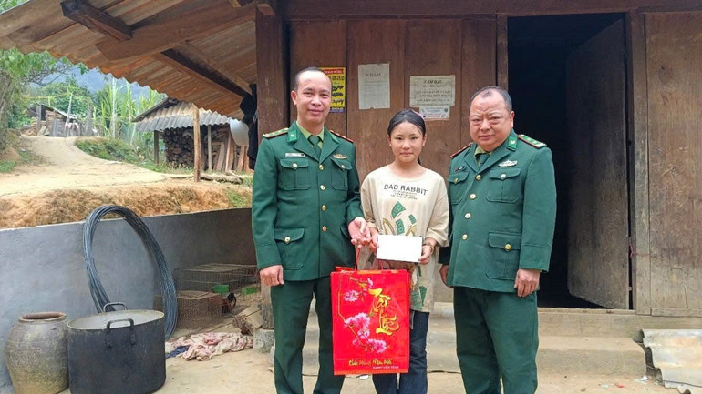 Đồn Biên phòng Nậm Càn trao tặng quà Tết cho các em học sinh trong Chương trình “Nâng bước em đến trường - Con nuôi đồn Biên phòng” của đơn vị. Đồn Biên phòng Nậm Càn trao tặng quà Tết cho các em học sinh trong Chương trình “Nâng bước em đến trường - Con nuôi đồn Biên phòng” của đơn vị.