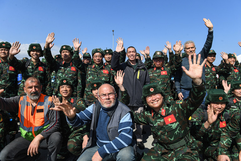"Cảm ơn các bạn đã đến và chia sẻ thời khắc khó khăn này với chúng tôi".