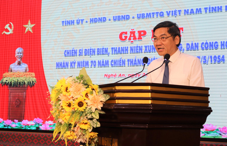 Phó Bí thư Tỉnh ủy Nghệ An Hoàng Nghĩa Hiếu phát biểu tri ân các Anh hùng, liệt sĩ, chiến sĩ, thanh niên xung phong, dân công hỏa tuyến tại buổi Gặp mặt.