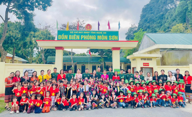 Đồn Biên phòng Môn Sơn phối hợp Trường mầm non Môn Sơn tổ chức các hoạt động ngoại khóa tham quan trải nghiệm ở môi trường quân đội cho các em học sinh của nhà trường.