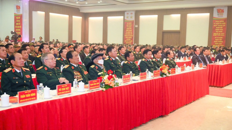 Các đại biểu tham dự lễ.