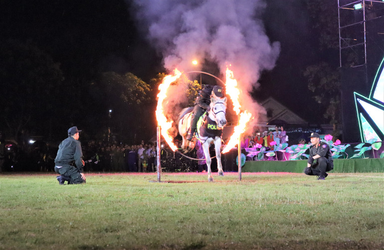 Các chiến sĩ Cảnh sát cơ động kỵ binh với màn băng qua lửa đầy ấn tượng.