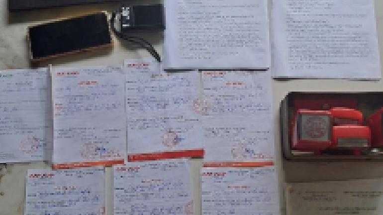 Một số giấy giới thiệu của cơ quan báo chí và vật chứng liên quan, được tìm thấy tại nhà Nguyễn Kim Tiến. (Ảnh: Công an Nghệ An cung cấp).