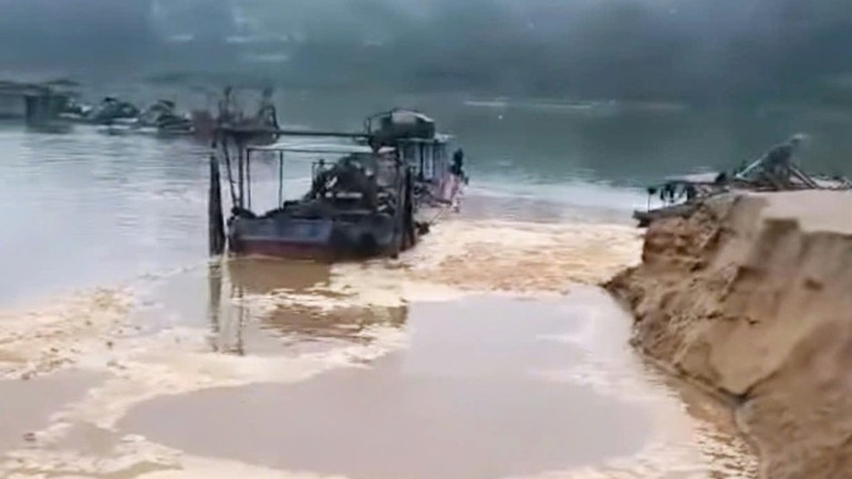 Hoạt động khai thác cát lòng sông ở xã Đồng Văn, Thanh Chương. (Ảnh: CẮT TỪ VIDEO CLIP).