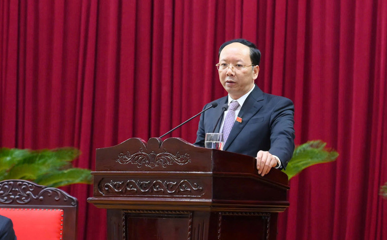 Đồng chí Bùi Thanh An, Phó Chủ tịch Ủy ban nhân dân tỉnh Nghệ An trình bày báo cáo tóm tắt về tình hình kinh tế-xã hội năm 2024; kế hoạch phát triển kinh tế-xã hội năm 2025.