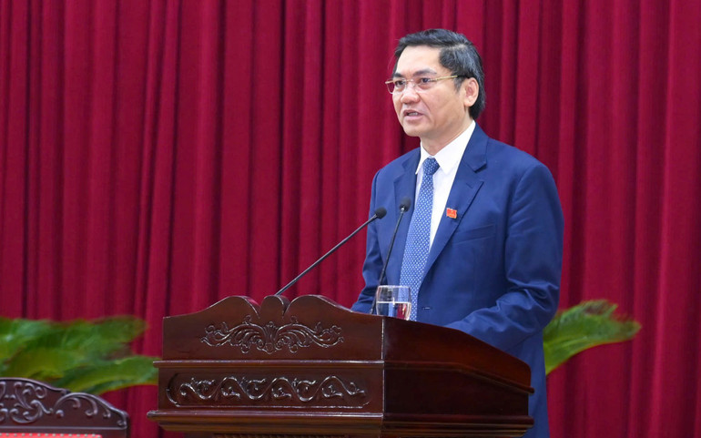 Đồng chí Hoàng Nghĩa Hiếu, Chủ tịch Hội đồng nhân dân tỉnh Nghệ An phát biểu khai mạc kỳ họp.