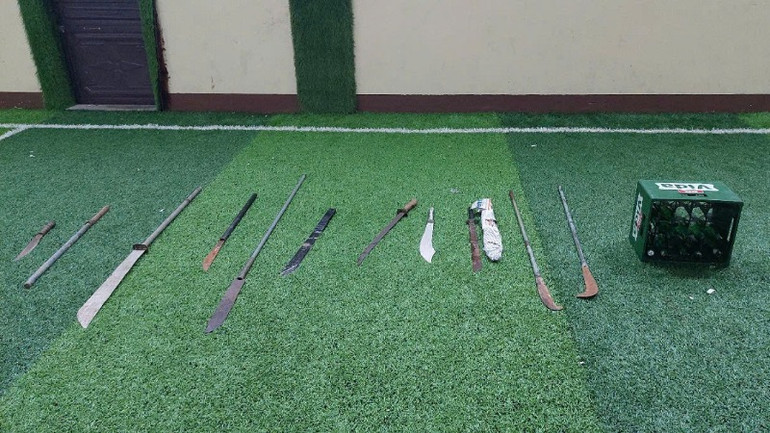 Công cụ các đối tượng sử dụng để gây rối bị thu giữ.