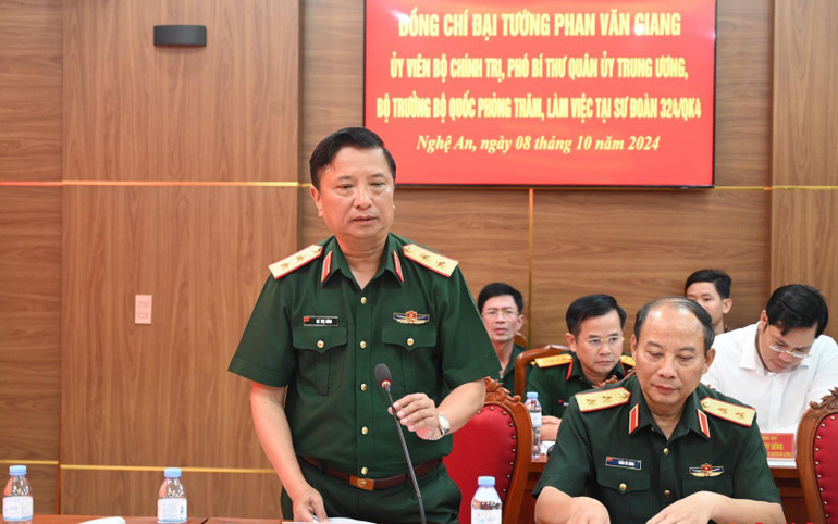 Trung tướng Hà Thọ Bình, Tư lệnh Quân khu 4 phát biểu tại buổi làm việc. Trung tướng Hà Thọ Bình, Tư lệnh Quân khu 4 phát biểu tại buổi làm việc.