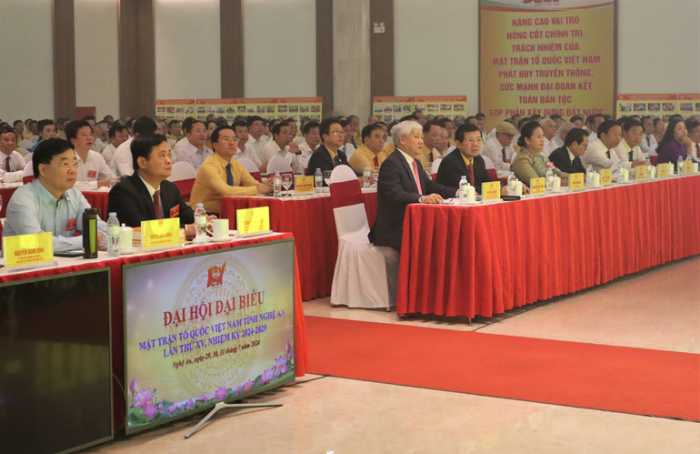 Lãnh đạo tỉnh Nghệ An và 353 đại biểu, đại diện cho các tầng lớp nhân dân, các giai cấp, nhân sĩ, tri thức, các dân tộc, tôn giáo, lực lượng vũ trang nhân dân… đã về dự Đại hội.