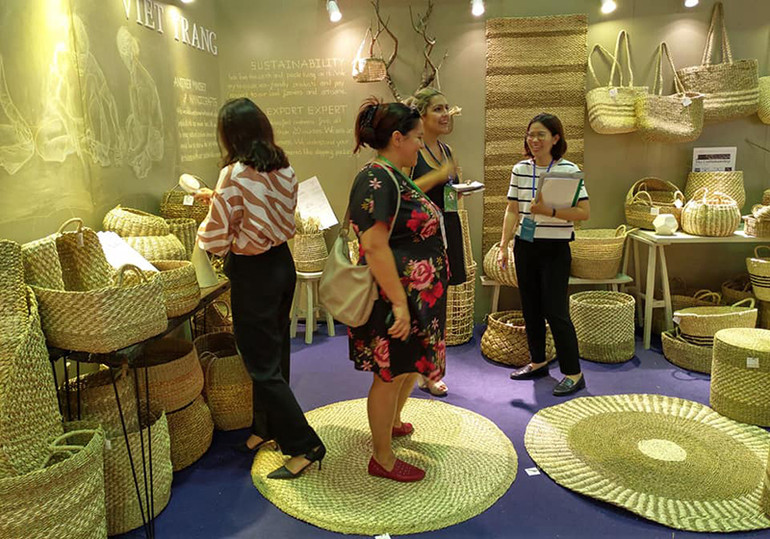 Sản phẩm đan cói của doanh nghiệp xuất khẩu Việt Trang tại hội chợ quốc tế Lifestyle Vietnam 2019 do Vietcraft tổ chức. Sản phẩm đan cói của doanh nghiệp xuất khẩu Việt Trang tại hội chợ quốc tế Lifestyle Vietnam 2019 do Vietcraft tổ chức.