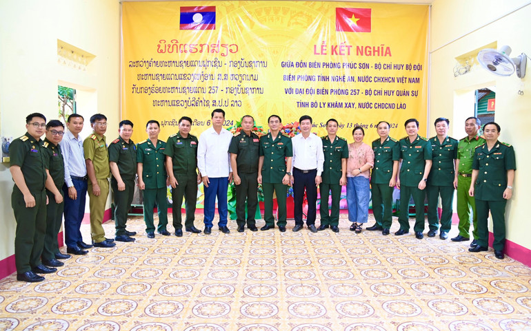 Các đại biểu dự lễ kết nghĩa cùng nhau chụp ảnh lưu niệm.