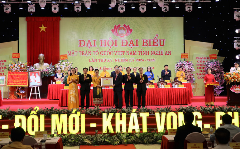 Đồng chí Đỗ Văn Chiến, Ủy viên Bộ Chính trị, Bí thư Trung ương Đảng, Chủ tịch Ủy ban Trung ương Mặt trận Tổ quốc Việt Nam tặng Bằng khen cho tập thể Ban Thường vụ Ủy ban Mặt trận Tổ quốc Việt Nam tỉnh Nghệ An.