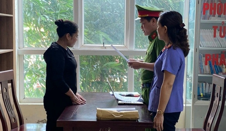 Cơ quan chức năng đọc lệnh bắt tạm giam đối với Trần Thị Hằng Nga.