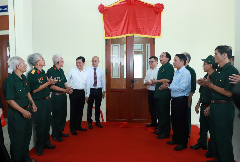 Các đại biểu thực hiện nghi thức khánh thành cụm công trình cải tạo, tu bổ Khu nhà ăn cho thương binh, bệnh binh tại Trung tâm Điều dưỡng Thương binh Nghệ An.