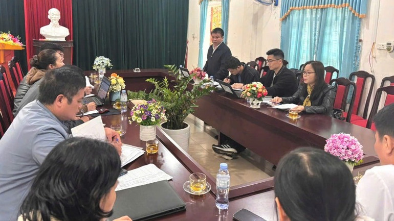 Tiến sĩ, bác sĩ Chu Trọng Trang, Giám đốc CDC tỉnh Nghệ An (người đang phát biểu) kiểm tra công tác phòng, chống dịch sởi tại Trung tâm Y tế huyện Quế Phong. Tiến sĩ, bác sĩ Chu Trọng Trang, Giám đốc CDC tỉnh Nghệ An (người đang phát biểu) kiểm tra công tác phòng, chống dịch sởi tại Trung tâm Y tế huyện Quế Phong.