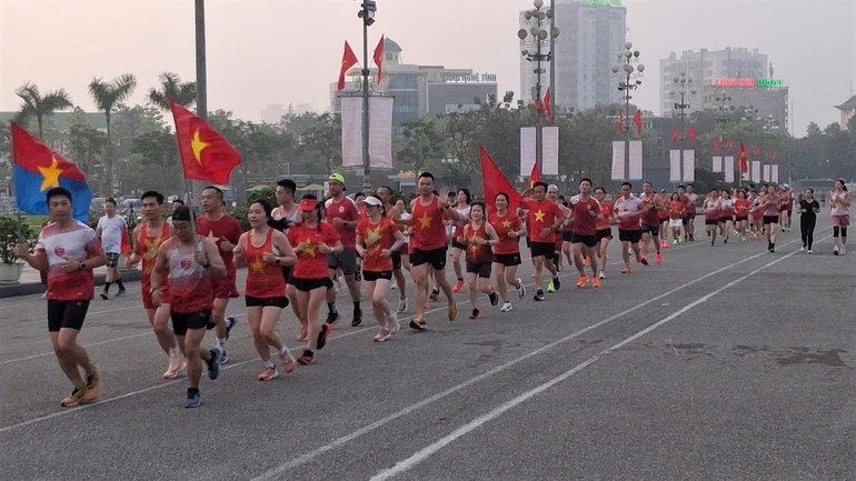 Từ sáng sớm, các nhóm chạy bộ với trang phục cờ đỏ sao vàng, mang theo lá cờ của Mặt trận Dân tộc Giải phóng miền nam Việt Nam và Quốc kỳ, chạy chào mừng ngày lễ trọng đại của dân tộc trên nhiều tuyến đường của thành phố Vinh.