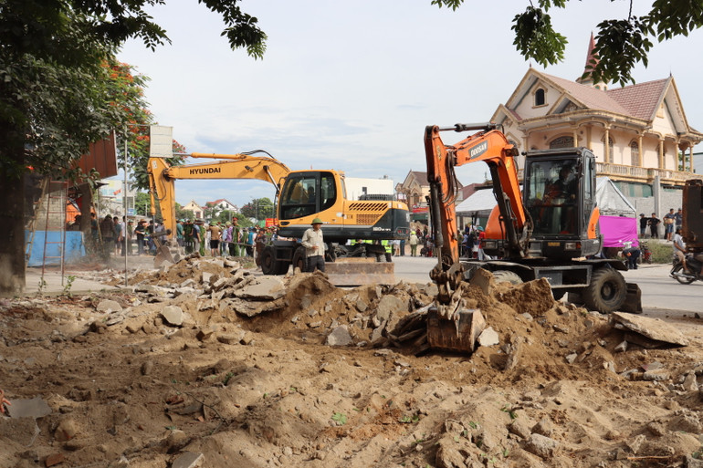 Ủy ban nhân dân huyện Đô Lương yêu cầu các đơn vị tham gia bảo vệ thi công thực hiện đúng trình tự, thủ tục theo quy định pháp luật; đồng thời, phải bảo đảm an toàn tuyệt đối về tính mạng cho hộ dân và lực lượng trực tiếp làm nhiệm vụ trong quá trình bảo vệ thi công.