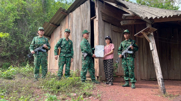 Tổ tuần tra Đồn Biên phòng Mỹ Lý thăm hỏi, hỗ trợ người dân khu vực biên giới trong quá trình tổ chức tuần tra.