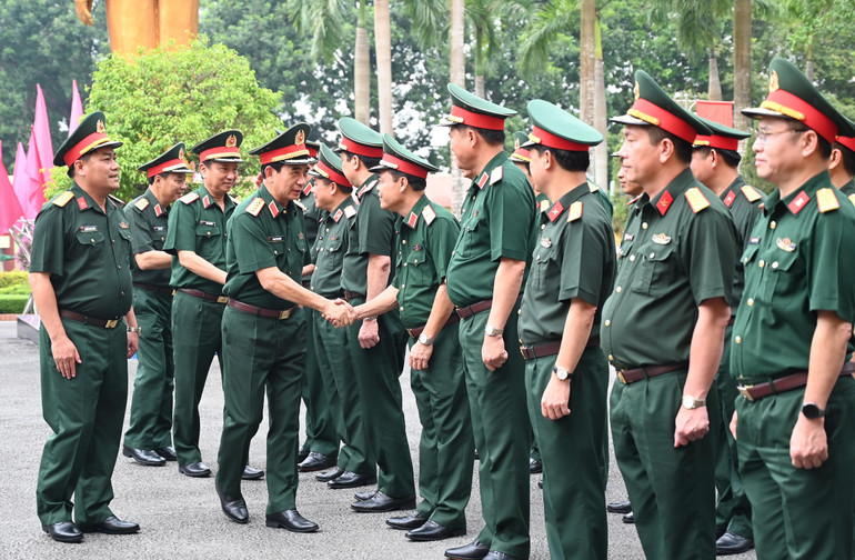 Lãnh đạo Quân khu 4 cùng cán bộ, chiến sĩ Sư đoàn 324 nhiệt liệt chào đón Đại tướng Phan Văn Giang và Đoàn công tác đến thăm, làm việc. Lãnh đạo Quân khu 4 cùng cán bộ, chiến sĩ Sư đoàn 324 nhiệt liệt chào đón Đại tướng Phan Văn Giang và Đoàn công tác đến thăm, làm việc.
