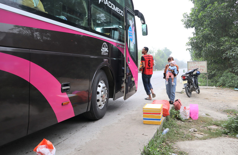 Nhiều em bé đồng hành cùng bố mẹ, trên hành trình vào nam.