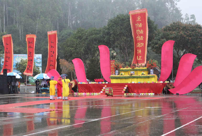 Lễ dâng hương tưởng niệm Vua Mai ở khu Lăng miếu Vua Mai.