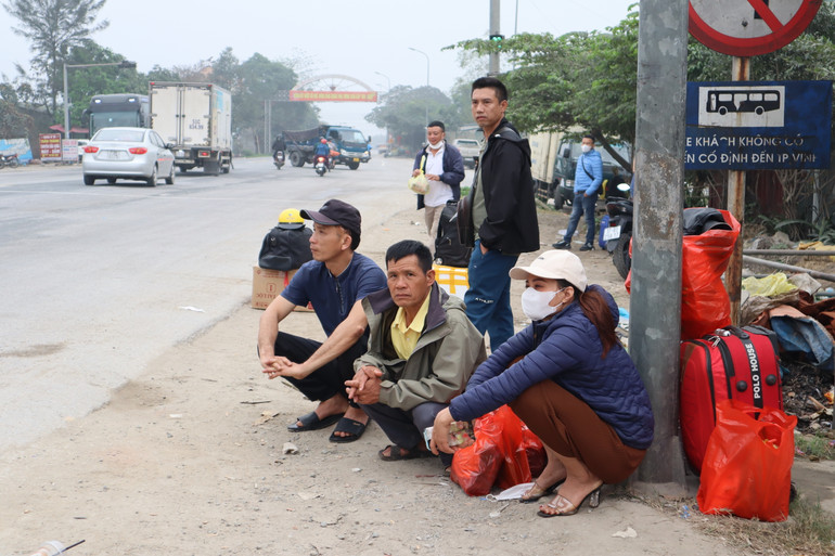 Chị Nguyễn Thị Hiên (mang áo khoác xanh, 40 tuổi, quê ở huyện Hưng Nguyên) từ Đắk Nông về quê từ ngày 23 tháng Chạp để đón Tết cùng bố mẹ và cậu con trai 10 tuổi đang sống với ông bà ở quê. Hôm nay, chị đón xe trở lại Tây Nguyên để kịp thu hoạch hồ tiêu và tưới đợt 3 cho rẫy cà-phê.