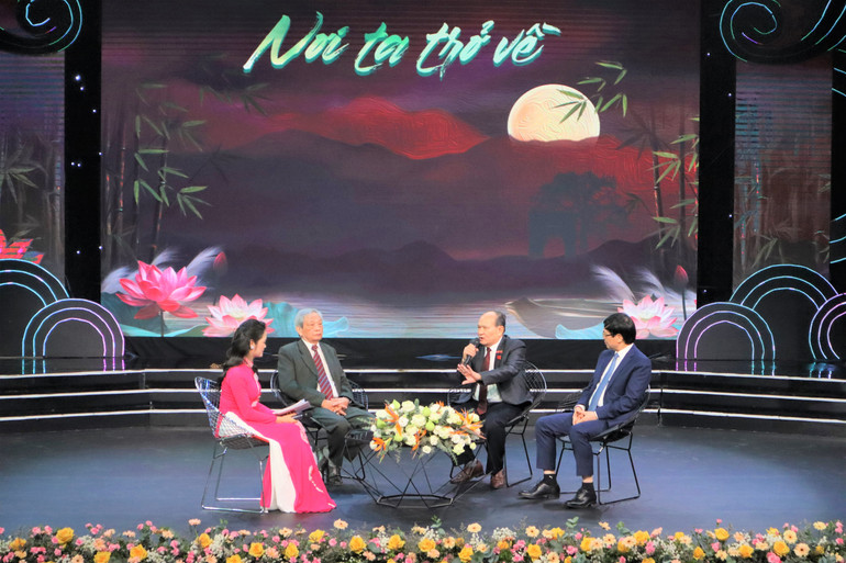 Tiến sĩ Tạ Quang Ngọc-Nguyên Ủy viên Trung ương Đảng, nguyên Bộ trưởng Thủy Sản Việt Nam (thứ 2 từ trái sang); Giáo sư Đinh Văn Nhã-Viện trưởng Khoa học Công nghệ và Đào tạo Omega, Ủy viên Hội đồng Trung Ương Liên Hiệp các Hội Khoa học và Kỹ thuật Việt Nam (thứ 3 từ trái qua); nhà báo Hồ Quang Lợi-Nguyên Phó Chủ tịch Thường trực Hội Nhà báo Việt Nam chia sẻ tại Chương trình.