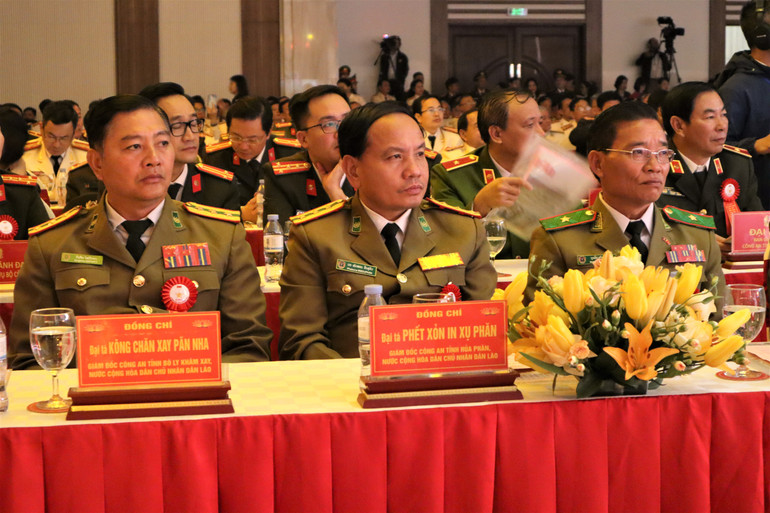 Giám đốc Công an các tỉnh: Xiêng Khoảng; Hủa Phăn; Bô Ly Khăm Xay (Lào) đã dự lễ.