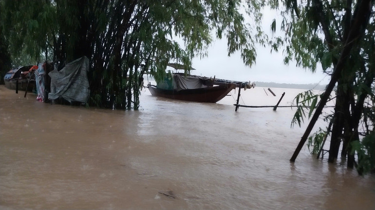 Lúc 8 giờ 20 phút ngày 23/9, nước sông Lam vẫn dâng cao.