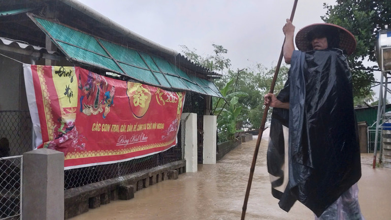 Nước sông dâng cao, nhiều ngôi nhà đã bị ngập nặng, người dân phải di chuyển bằng thuyền.