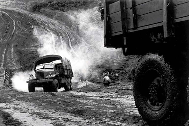 Trong suốt những năm kháng chiến, hàng trăm triệu USD chi viện miền nam đã được vận chuyển qua đường Trường Sơn. Nguồn: tư liệu của Đoàn 559-Bộ Tư lệnh Trường Sơn Trong suốt những năm kháng chiến, hàng trăm triệu USD chi viện miền nam đã được vận chuyển qua đường Trường Sơn. Nguồn: tư liệu của Đoàn 559-Bộ Tư lệnh Trường Sơn