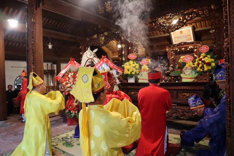 Lễ Đại tế ở đền thờ Vua Mai.