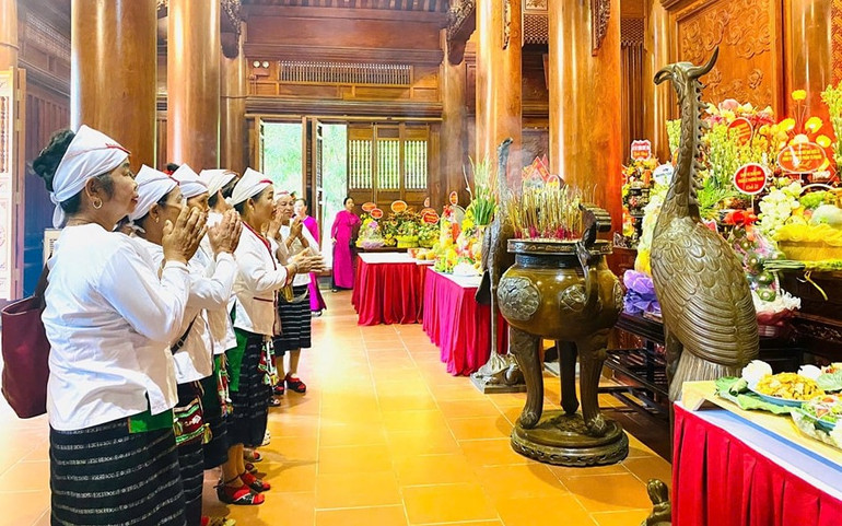 Đông đảo nhân dân đến dâng hương tưởng niệm Chủ tịch Hồ Chí Minh.