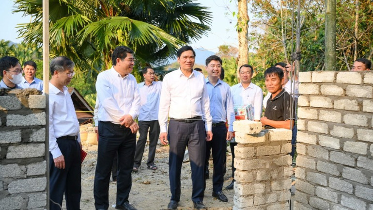 Đoàn công tác của Ban Chỉ đạo 1838 tỉnh Nghệ An kiểm tra xây dựng nhà cho gia đình hộ nghèo Vi Văn Sáo ở bản Lưu Phong, xã Lưu Kiền, huyện Tương Dương.