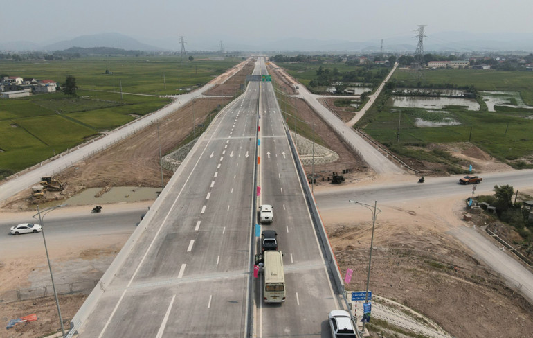 Tuyến cao Diễn Châu-Bãi Vọt có vận tốc thiết kế từ 100-120km/h. Riêng hầm Thần Vũ có vận tốc thiết kế 80km/h. Giai đoạn phân kỳ đầu tư với quy mô 4 làn xe.