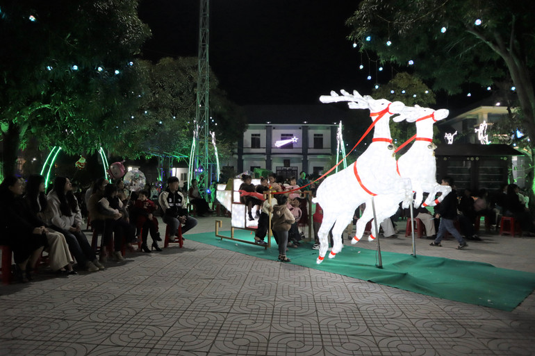 Khuôn viên thánh đường được trang trí ấn tượng với những cỗ xe tuần lộc...