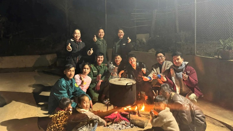 Cùng nhau canh những nồi bánh chưng… Cùng nhau canh những nồi bánh chưng…