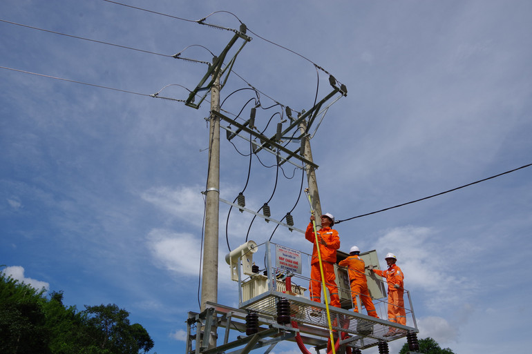 Công nhân đóng điện tại trạm biến áp Đồn Biên phòng Châu Khê.