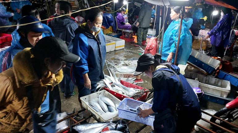 Cảnh mua, bán diễn ra rất sôi động.