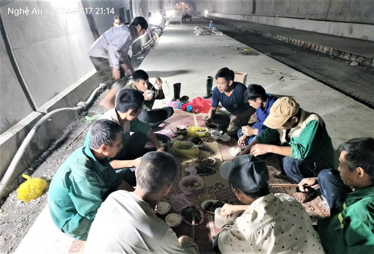 Để bảo đảm tiến độ, chất lượng hầm Thần Vũ, hàng trăm cán bộ, công nhân tổ chức thi công xuyên ngày đêm và ăn nghỉ ngay tại công trường.