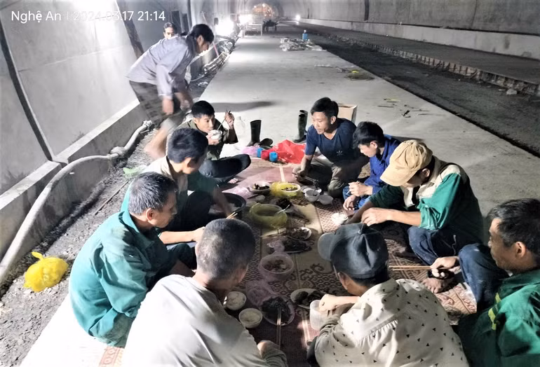 Để bảo đảm tiến độ, chất lượng hầm Thần Vũ, hàng trăm cán bộ, công nhân tổ chức thi công xuyên ngày đêm và ăn nghỉ ngay tại công trường. Để bảo đảm tiến độ, chất lượng hầm Thần Vũ, hàng trăm cán bộ, công nhân tổ chức thi công xuyên ngày đêm và ăn nghỉ ngay tại công trường.