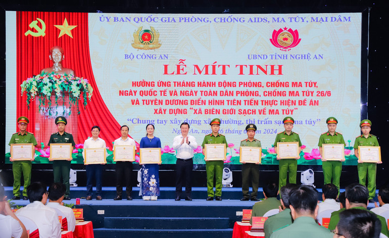 Ủy ban nhân dân tỉnh Nghệ An tặng Bằng khen cho 4 tập thể và 6 cá nhân đạt thành tích xuất sắc trong 2 năm triển khai thực hiện và nhân rộng Đề án xây dựng “Xã biên giới sạch về ma túy” trên địa bàn Nghệ An.