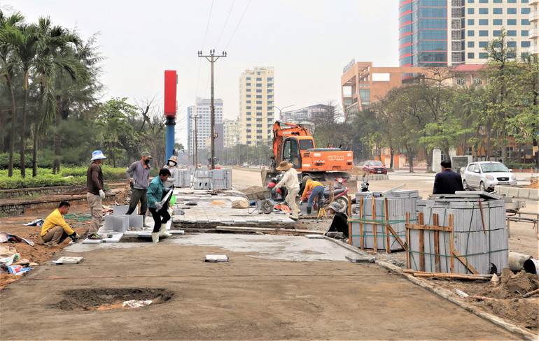Nhiều đoạn vỉa hè của đường Bình Minh đang được lát đá.