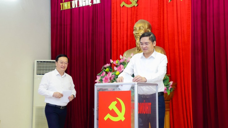 Các đồng chí trong Thường trực Tỉnh ủy Nghệ An bỏ phiếu bầu Bí thư Tỉnh ủy Nghệ An nhiệm kỳ 2020-2025.