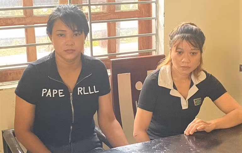 Đối tượng Cụt Thị Liên (sinh năm 1992) và Cụt Thị Tuyết (sinh năm 1989), cùng trú tại huyện Kỳ Sơn, bị Công an huyện Kỳ Sơn khởi tố về tội Mua bán trẻ em. Đối tượng Cụt Thị Liên (sinh năm 1992) và Cụt Thị Tuyết (sinh năm 1989), cùng trú tại huyện Kỳ Sơn, bị Công an huyện Kỳ Sơn khởi tố về tội Mua bán trẻ em.