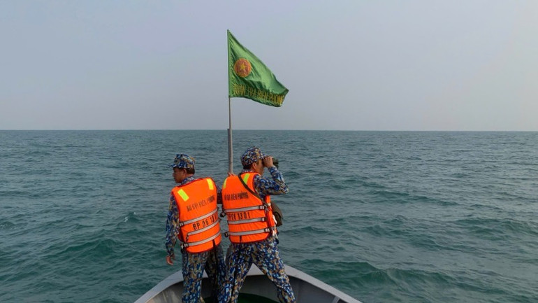 Tàu của Hải đội Biên phòng 2, Bộ đội Biên phòng tỉnh Nghệ An tham gia tìm kiếm, cứu nạn các nạn nhân.