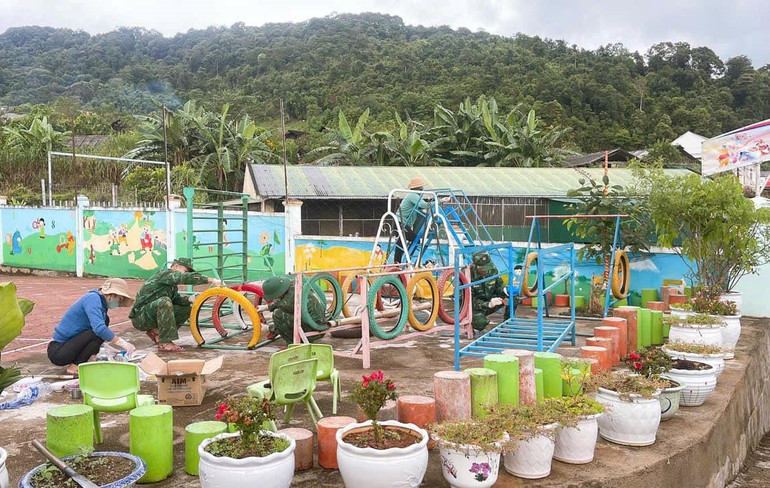 Cán bộ, chiến sĩ Đồn Biên phòng Na Ngoi (ở xã Na Ngoi, huyện Kỳ Sơn) giúp Trường mầm non Na Ngoi củng cố cảnh quan môi trường, sửa chữa thiết bị, dụng cụ chuẩn bị đón các cháu vào năm học mới.
