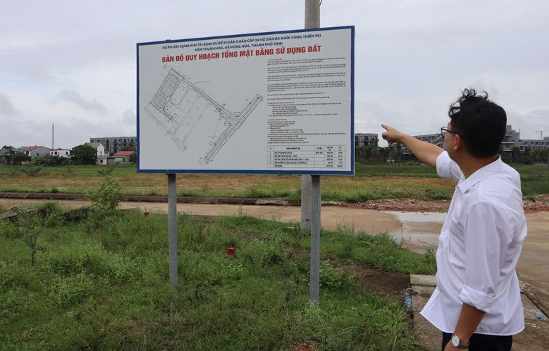 Khu tái định cư được xây dựng ngay phía đối diện với cụm dân cư Hòa Lam, phía trong đê sông Lam.